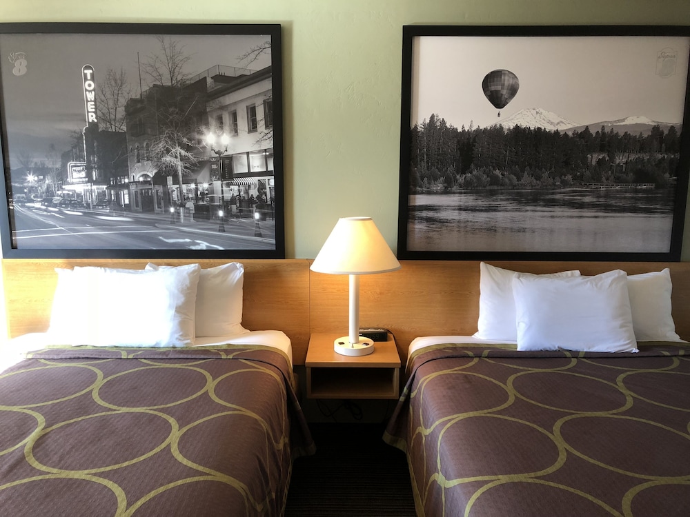 Super 8 By Wyndham Bend OR 24/50