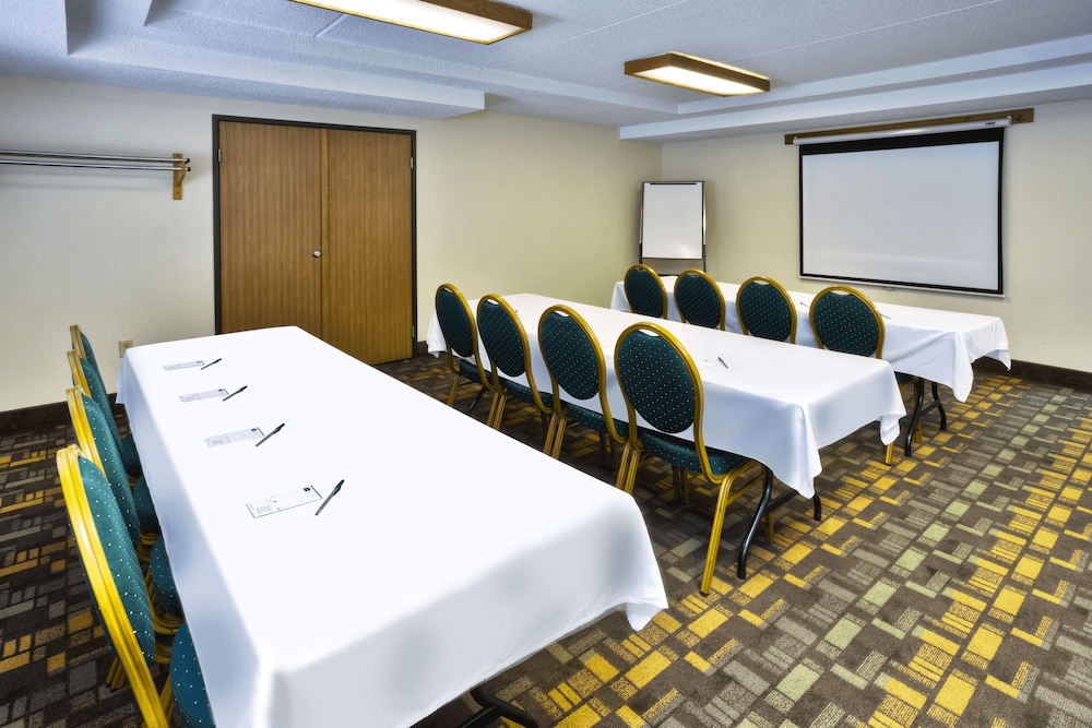 Quality Inn Oshkosh Aviation Park 32/35