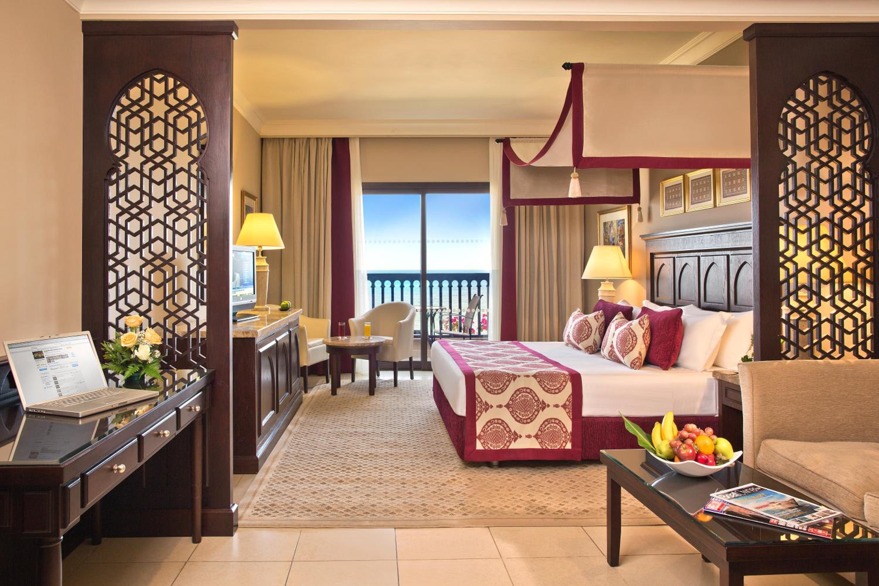 Al Dana, Junior Suite, Queen Bed, Side Sea View