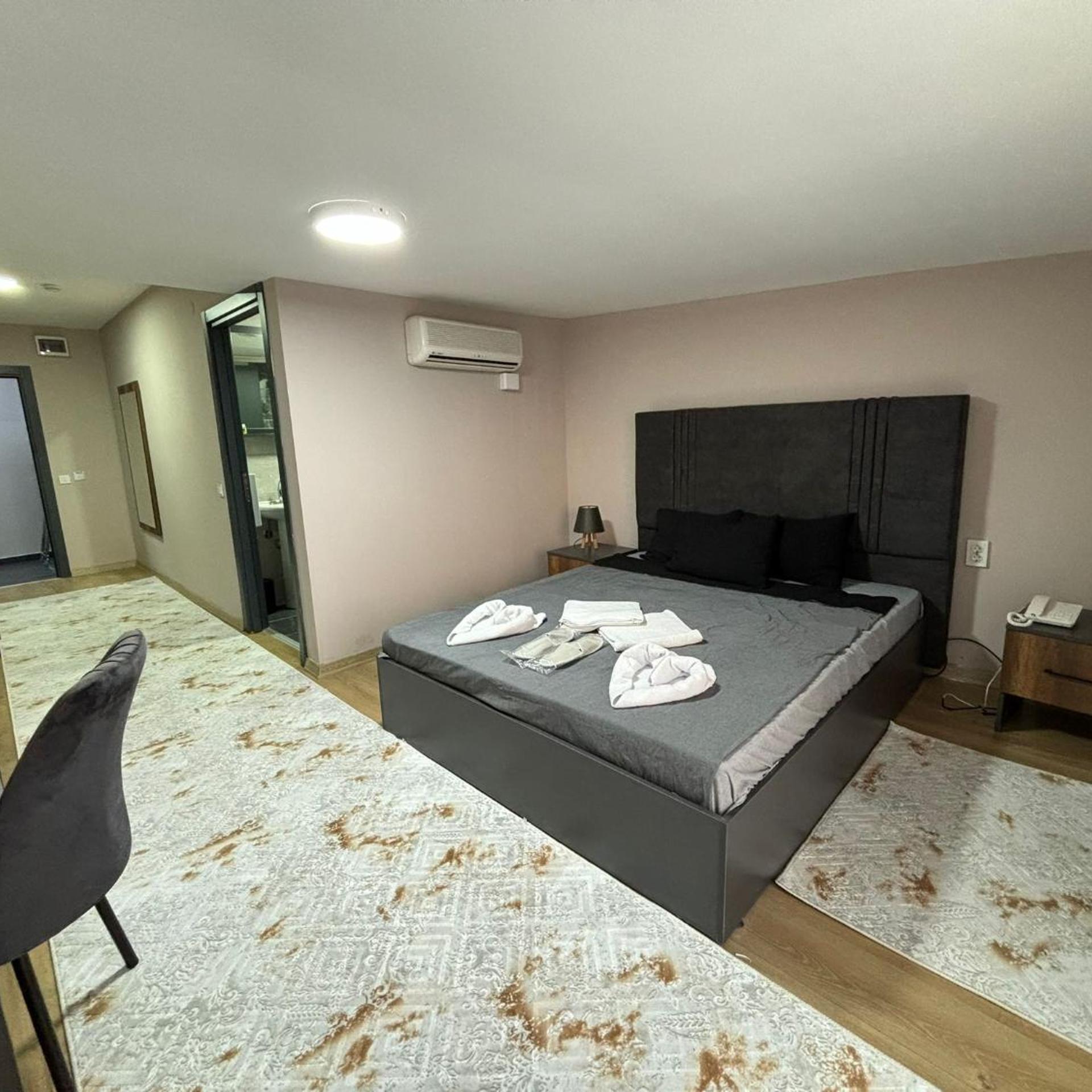 Budget, Double Bed, Side Mira Palace 6/10