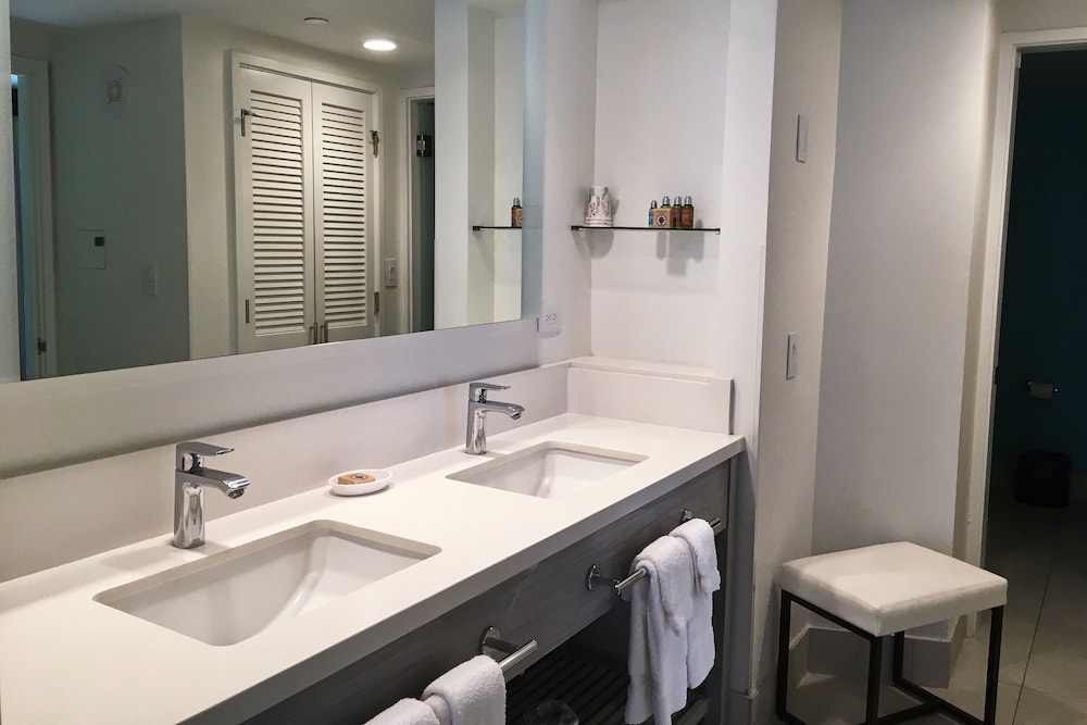 Kaimana Beach Hotel 50/50