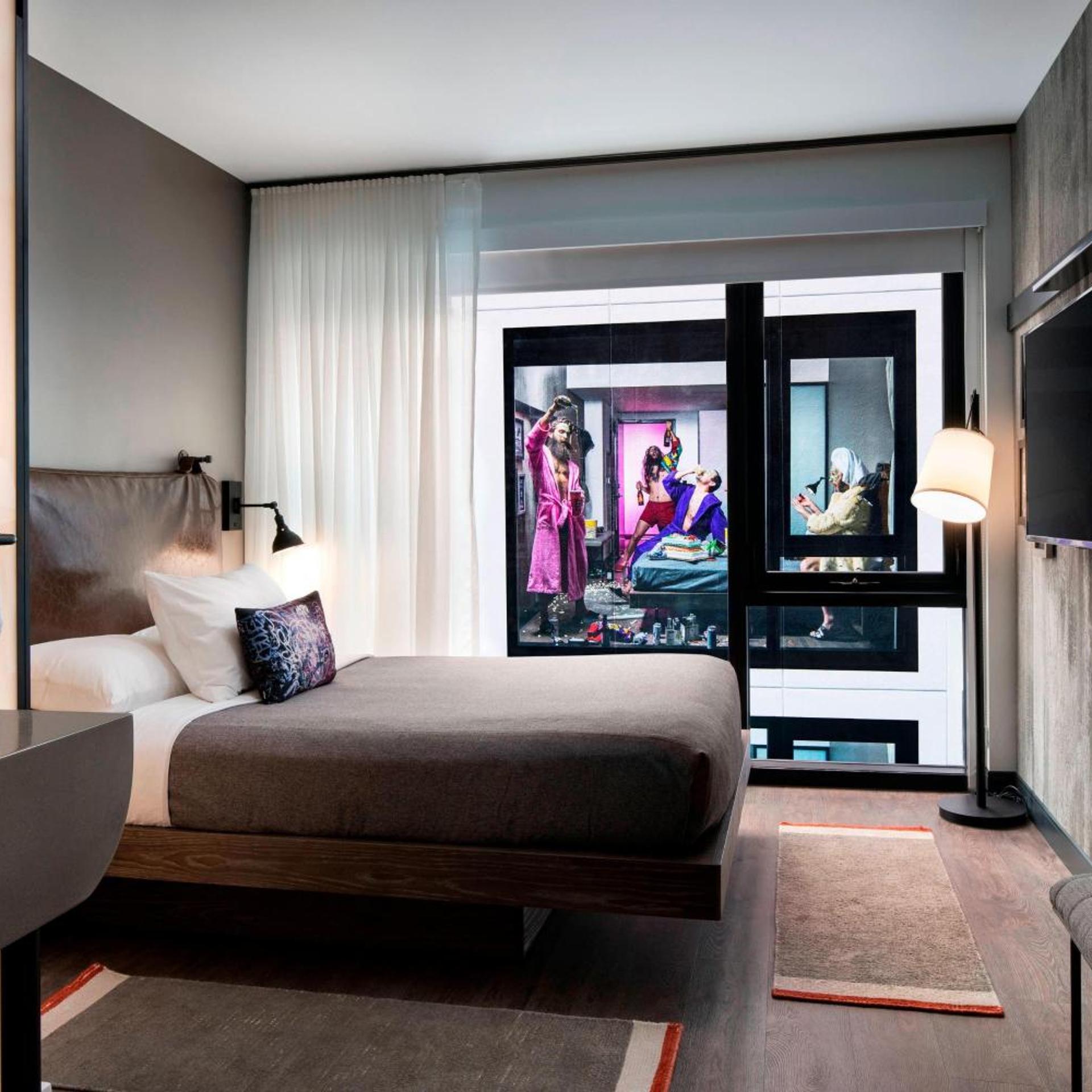 Inner, Queen Bed, Circle View, Accessible