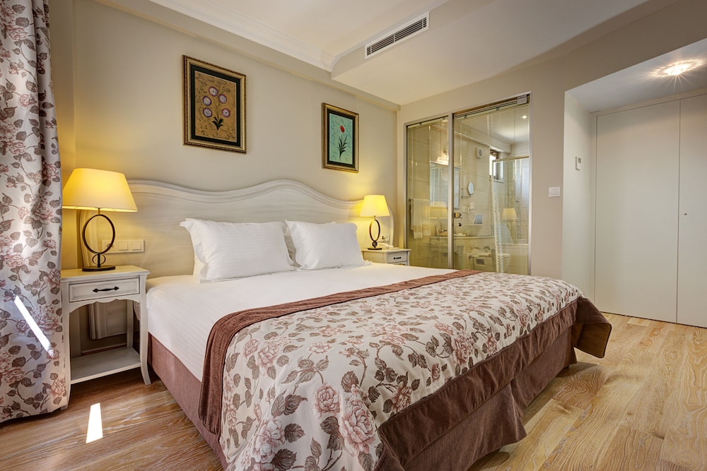 SUITE, QUEEN BED