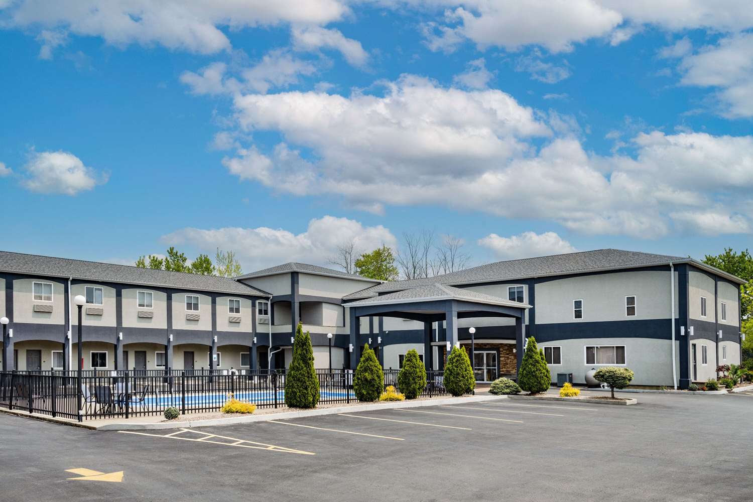 Days Inn and Suites By Wyndham Niagara Falls/Buffalo 34/40
