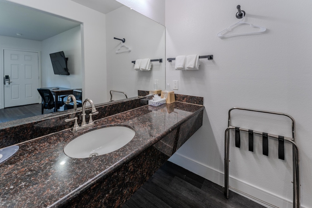 Monterey Surf Inn 39/40