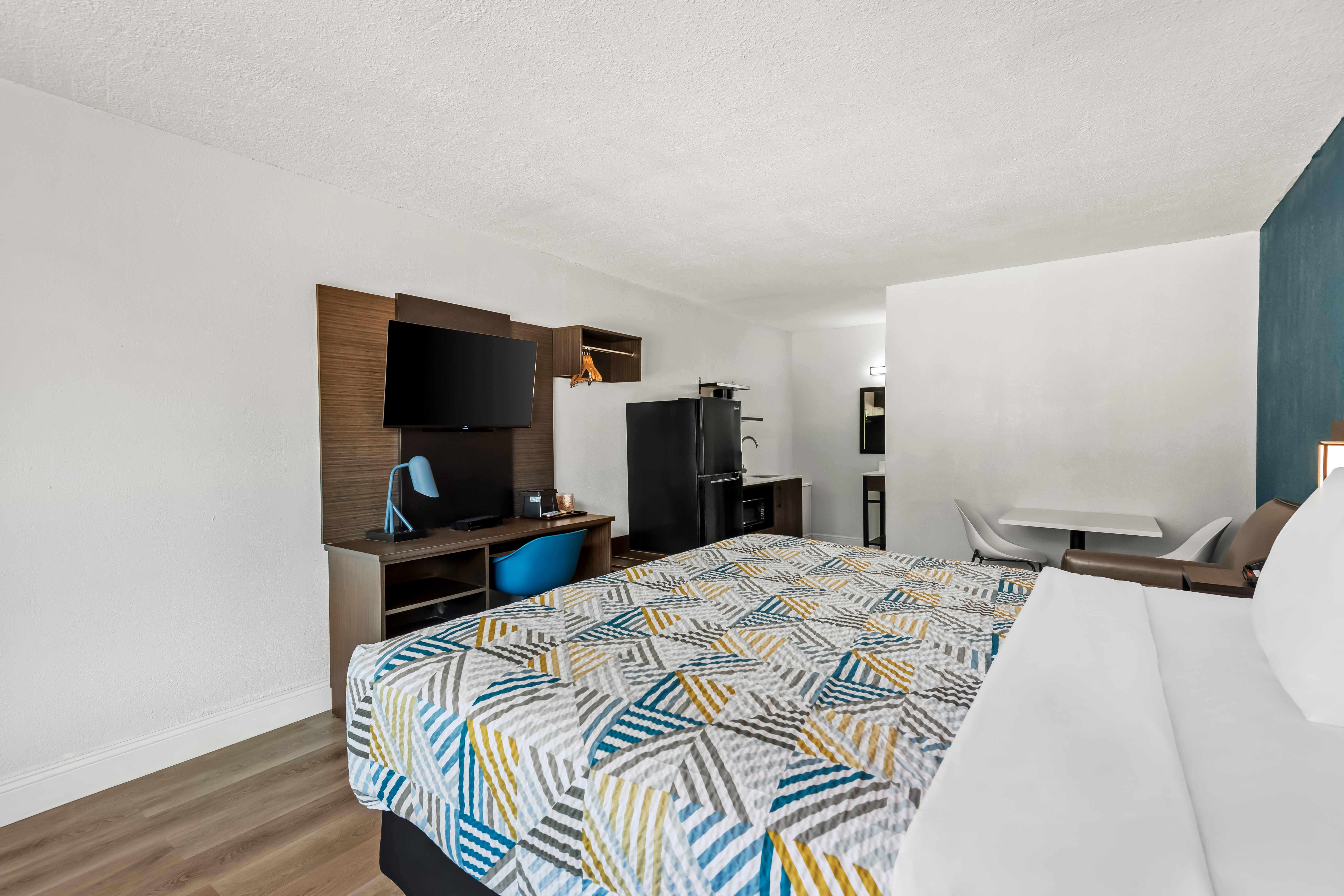 1 King Bed - Non-Smoking, Micfridge