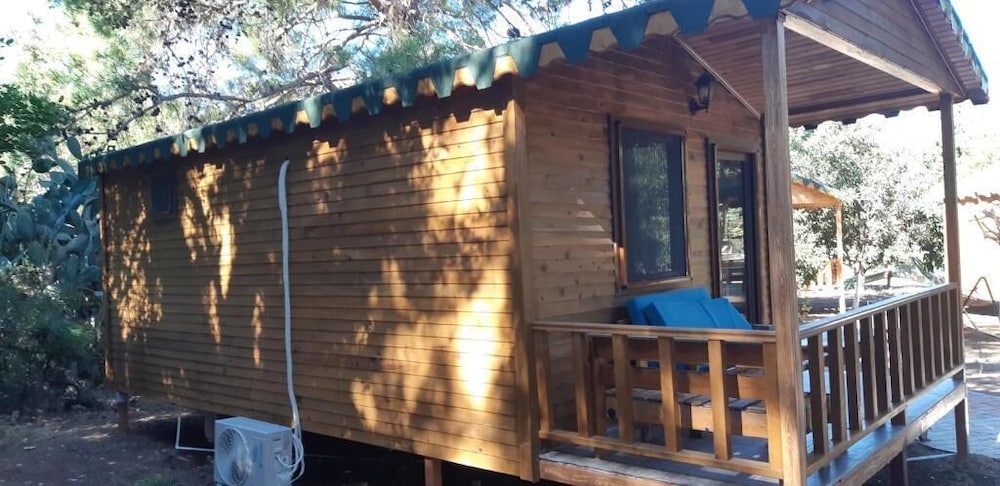 Secret Garden Bungalows & Tent Hotel 1/26