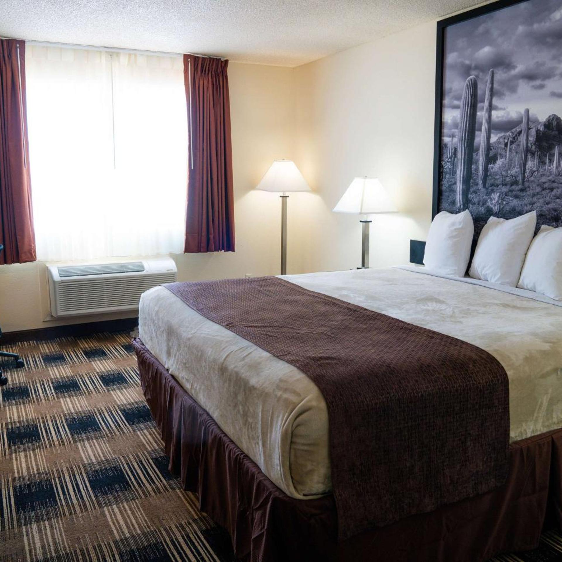 غرفة بسرير كينج بحوض استحمام لذوي الإعاقة، Super 8 by Wyndham Yuma 4/6