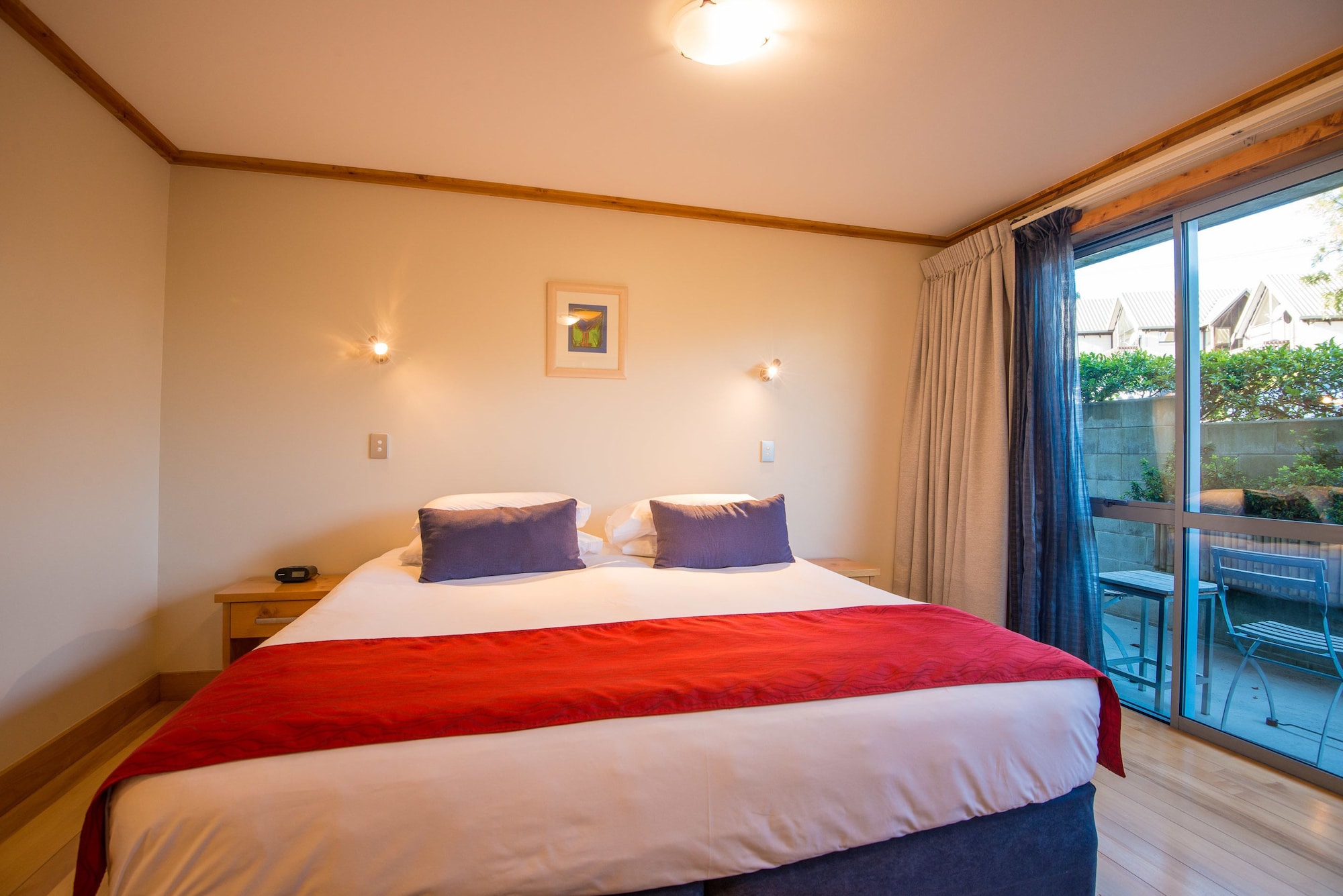 DELUXE, KING BED