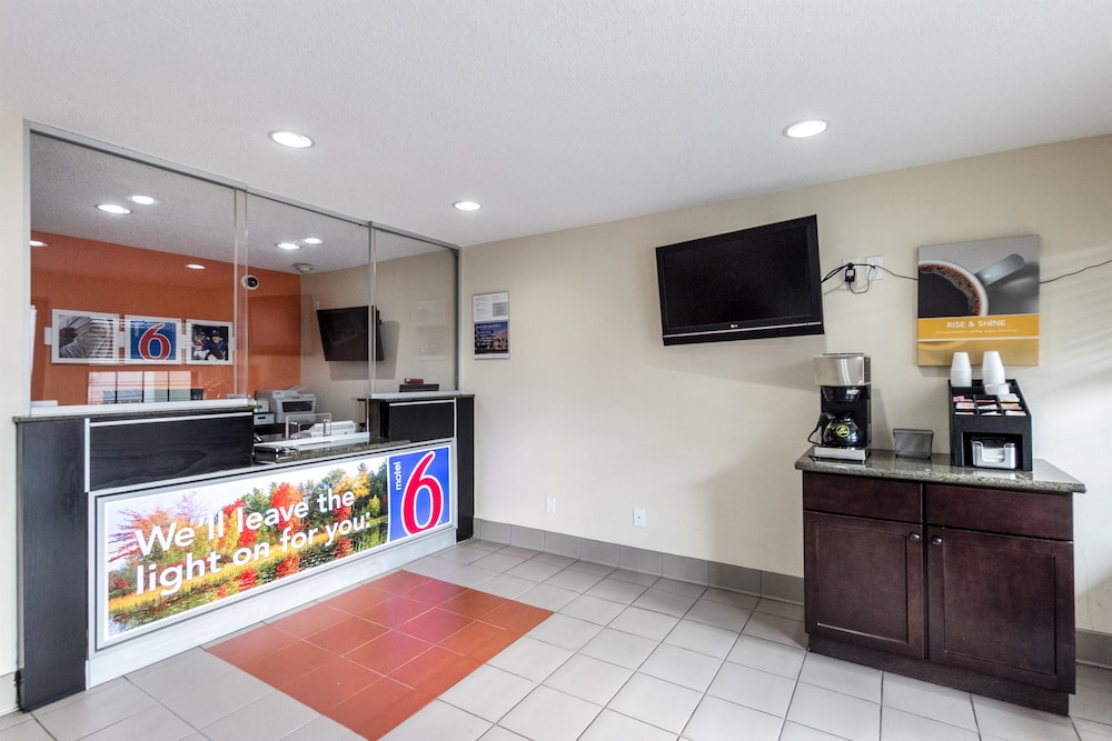 Lobby at Motel6 New Brunswick, NJ, NEW BRUNSWICK - NJ
