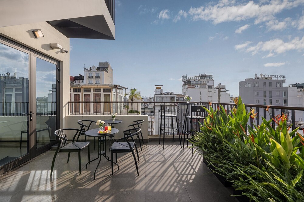 Le Premier Hotel & Rooftop Bar 47/50