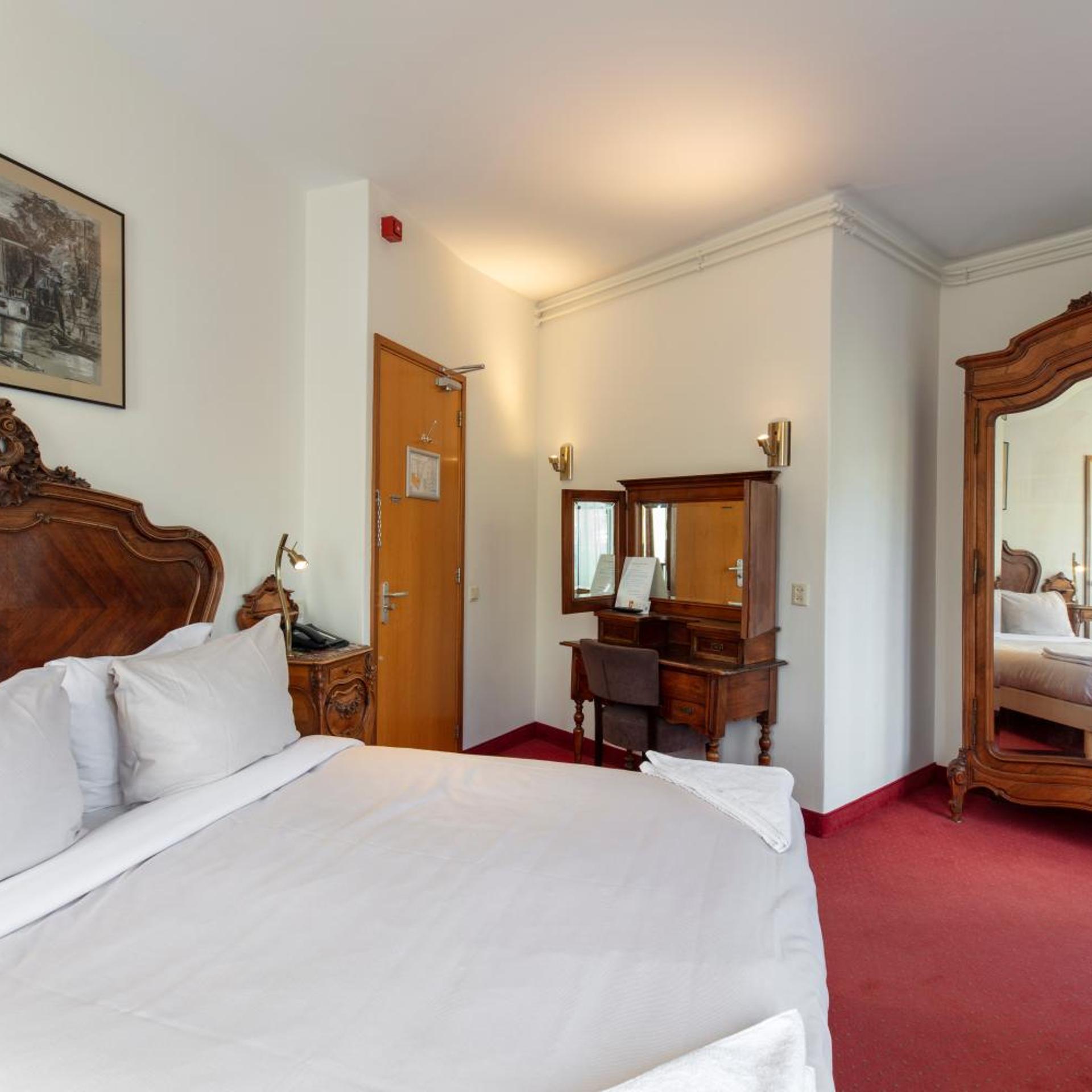 ROOM, DOUBLE BED, CANAL VIEW