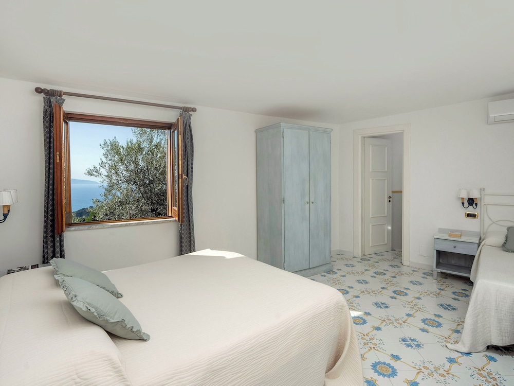 Standard, Triple, 1 Double and 1 Single Bed, Sea View
