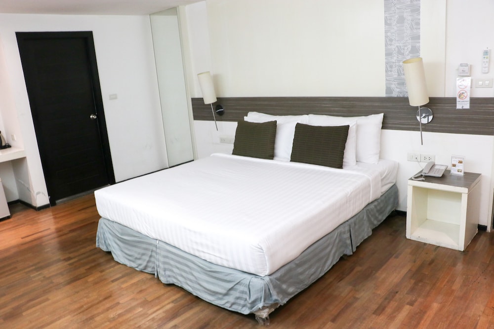 Deluxe, Triple, 1 King and 1 Single Beds, The Mini R Ratchada Hotel 2/4