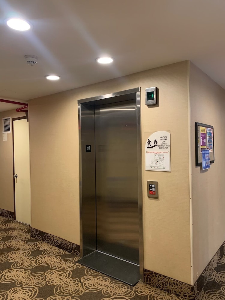 Sky Hotel Flushing/Laguardia Airport 13/20