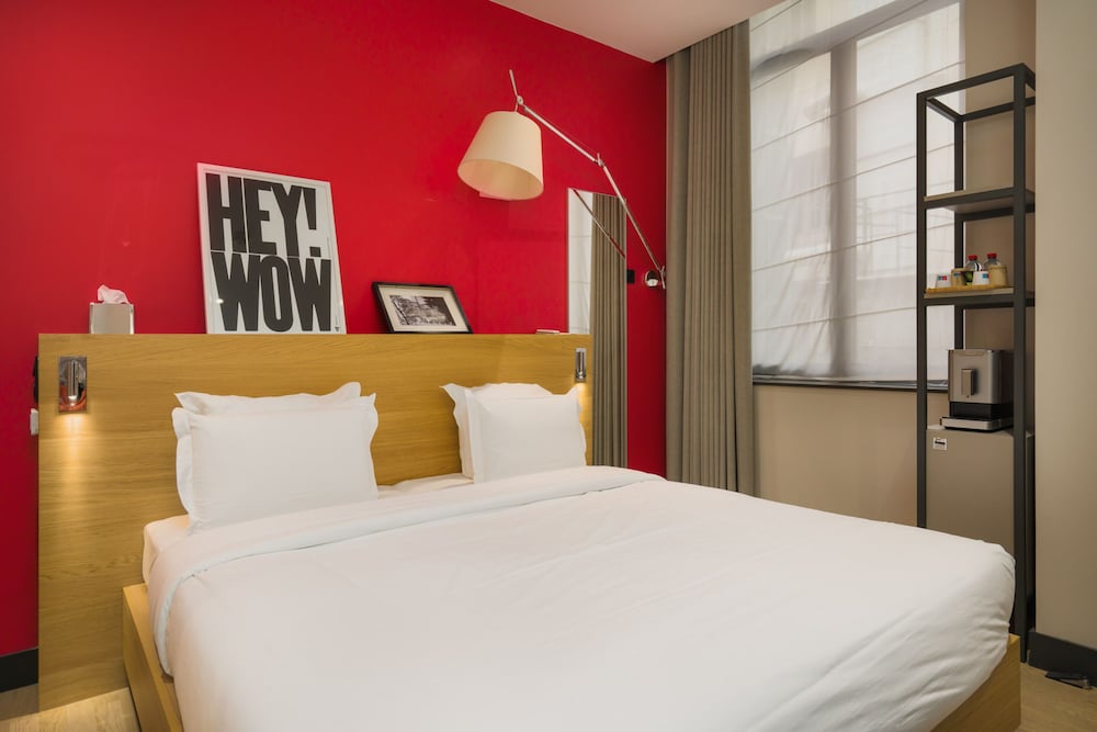 CLUB, QUEEN BED