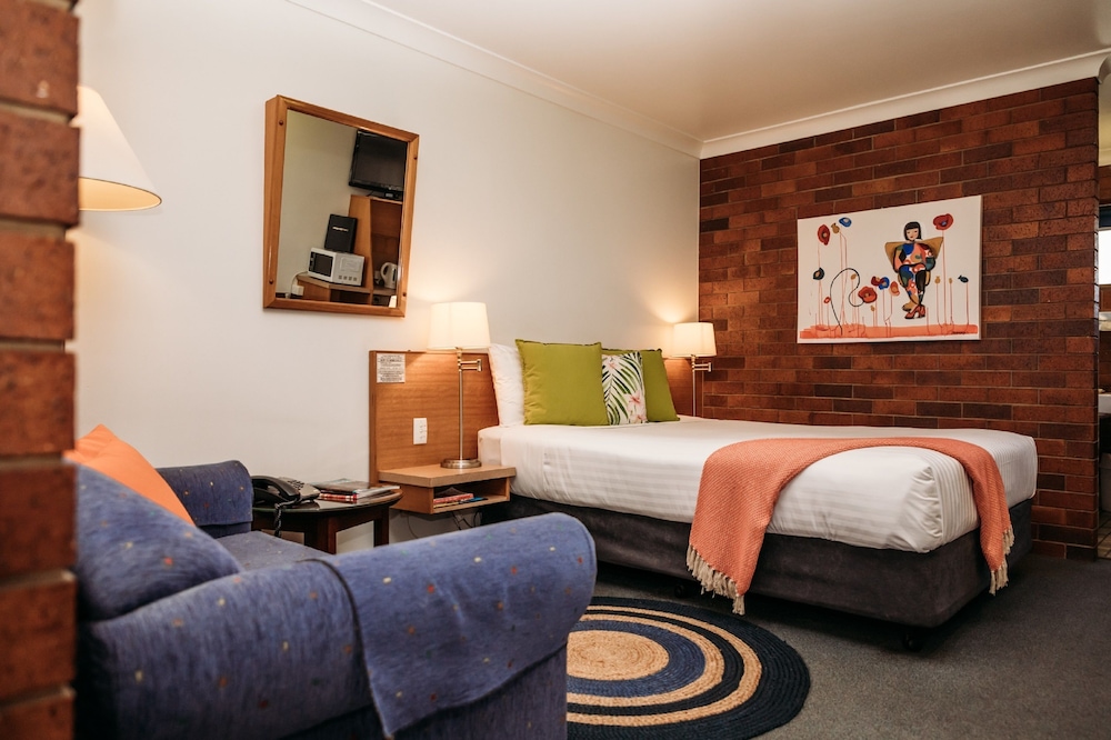 Country Pathfinder Motor Inn 26/47