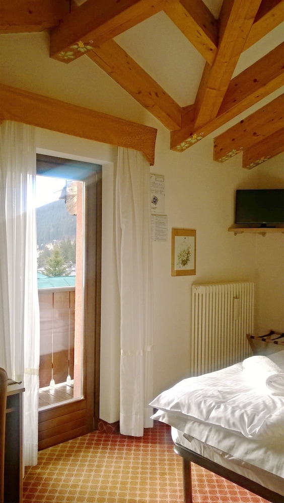 ROOM, DOUBLE OR TWIN BED