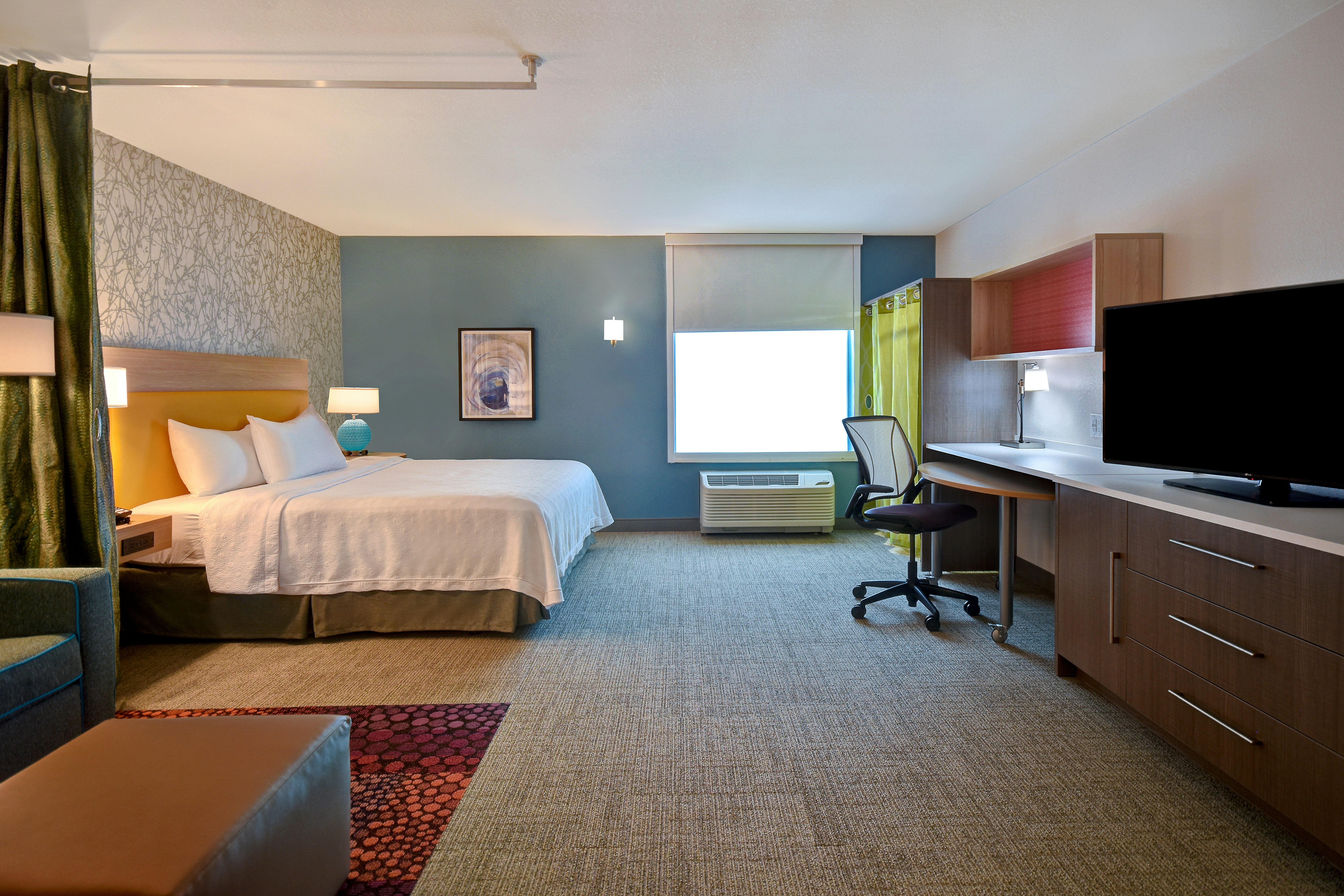 Studio, King Bed, Accessible