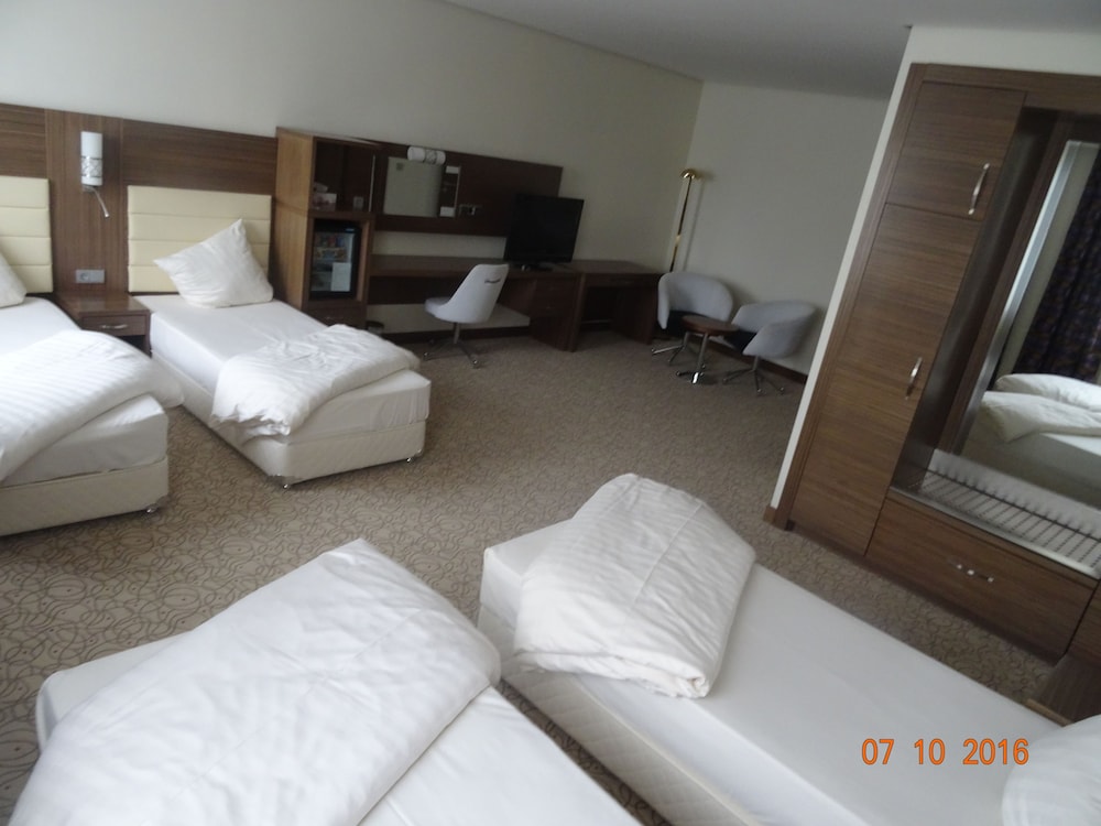 Airport Global Hotel 12/34