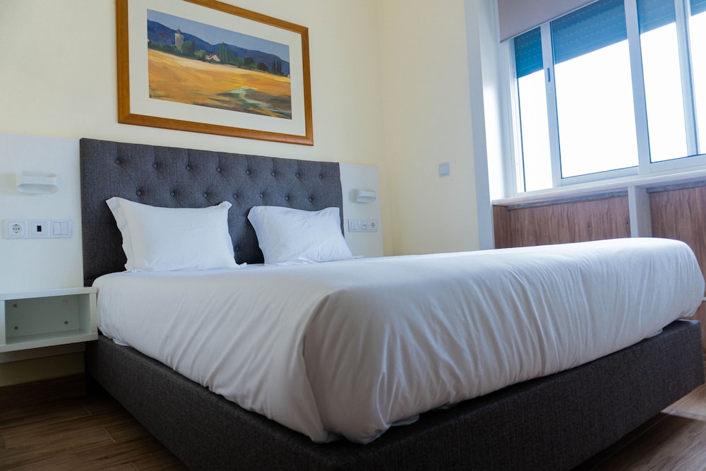 ROOM, TWIN BEDS