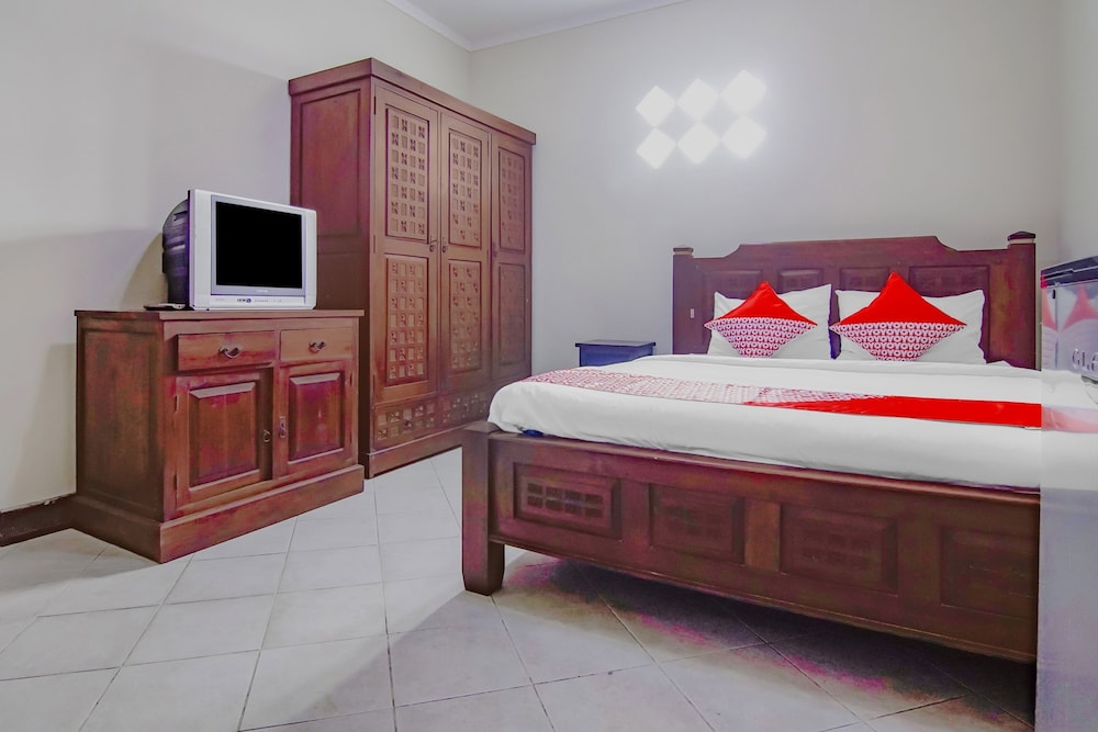 OYO 90094 Gayatri Residence 11/30