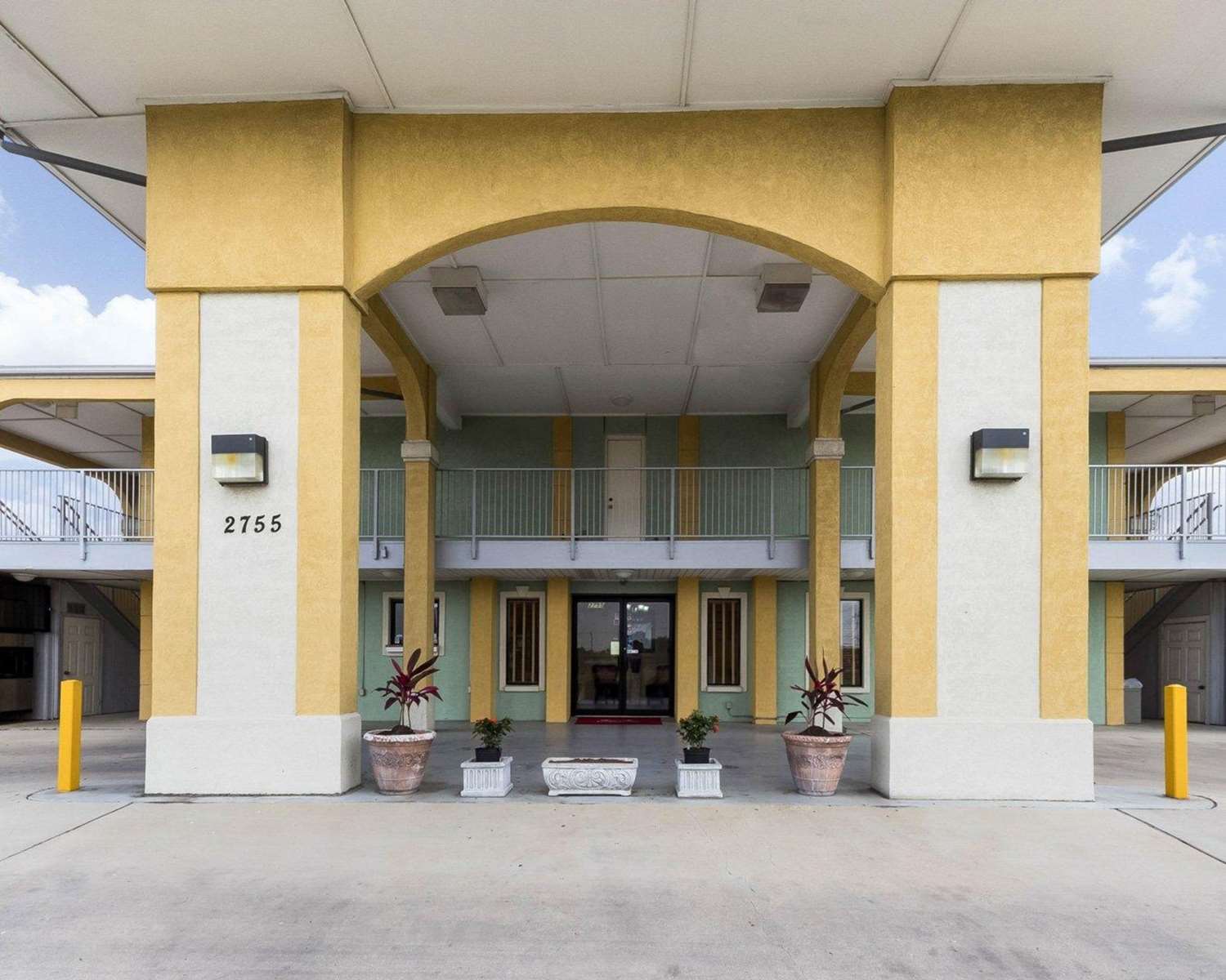 Econo Lodge Inn & Suites San Antonio near Frost Bank Center 3/25