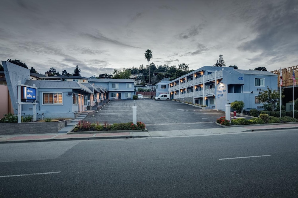 Hillside Lodge 8/43