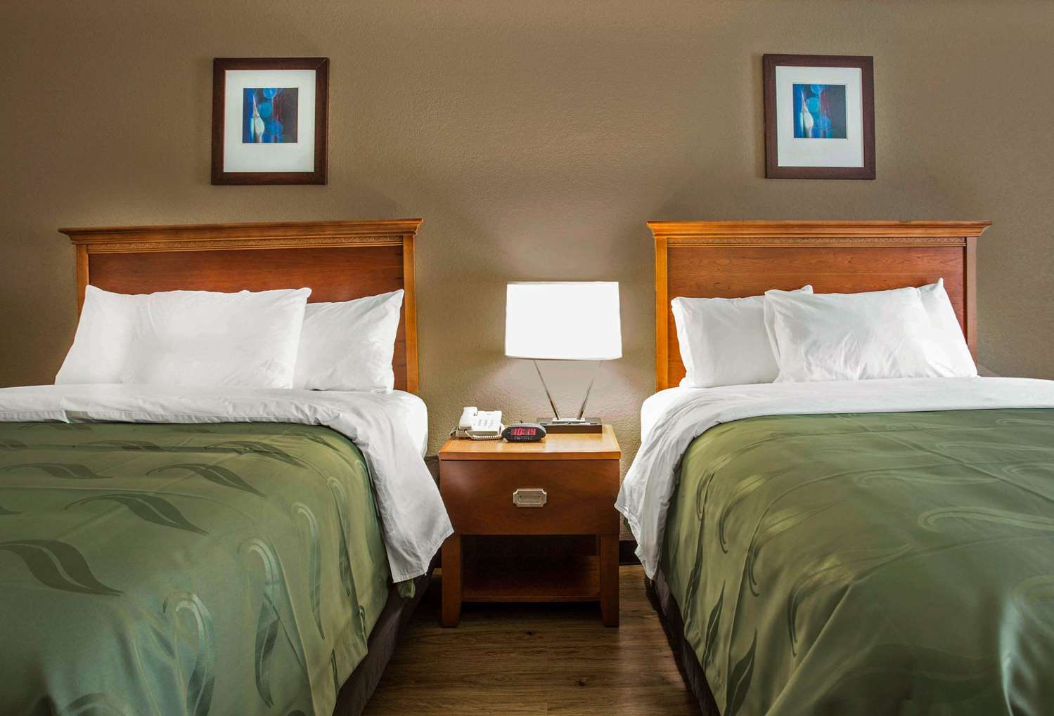 غرفة بسريرين كوين، Quality Inn and Suites University Area NC 2/4