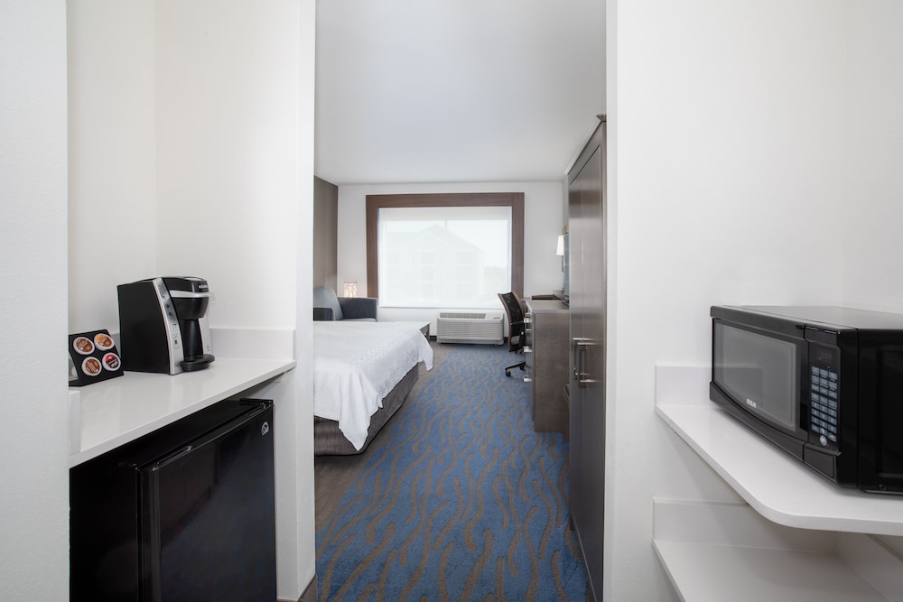 Holiday Inn Express Suites Great Bend 18/53