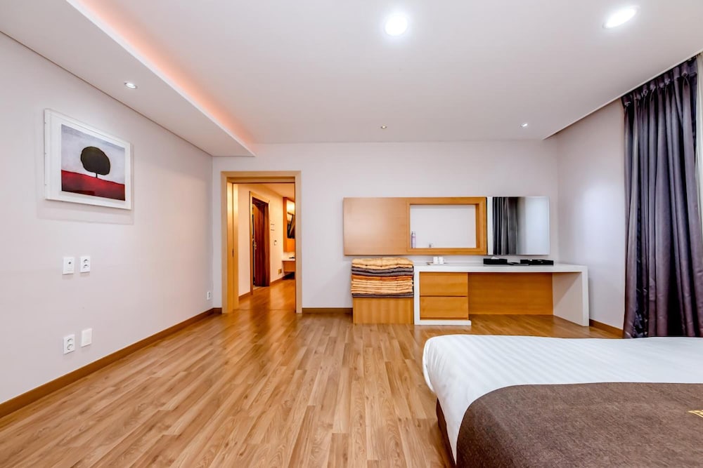 Hs Tourist Hotel 5/56