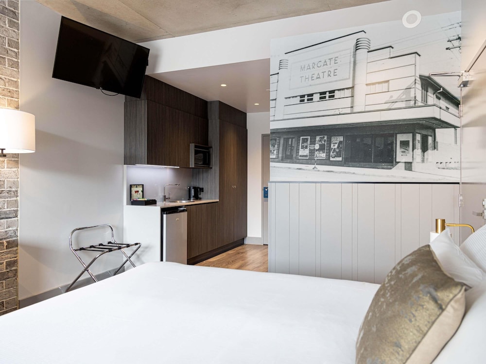 DELUXE, KING BED