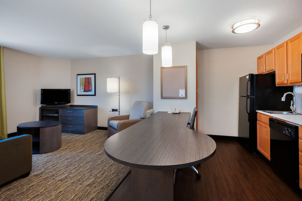 Candlewood Suites Medford 38/52
