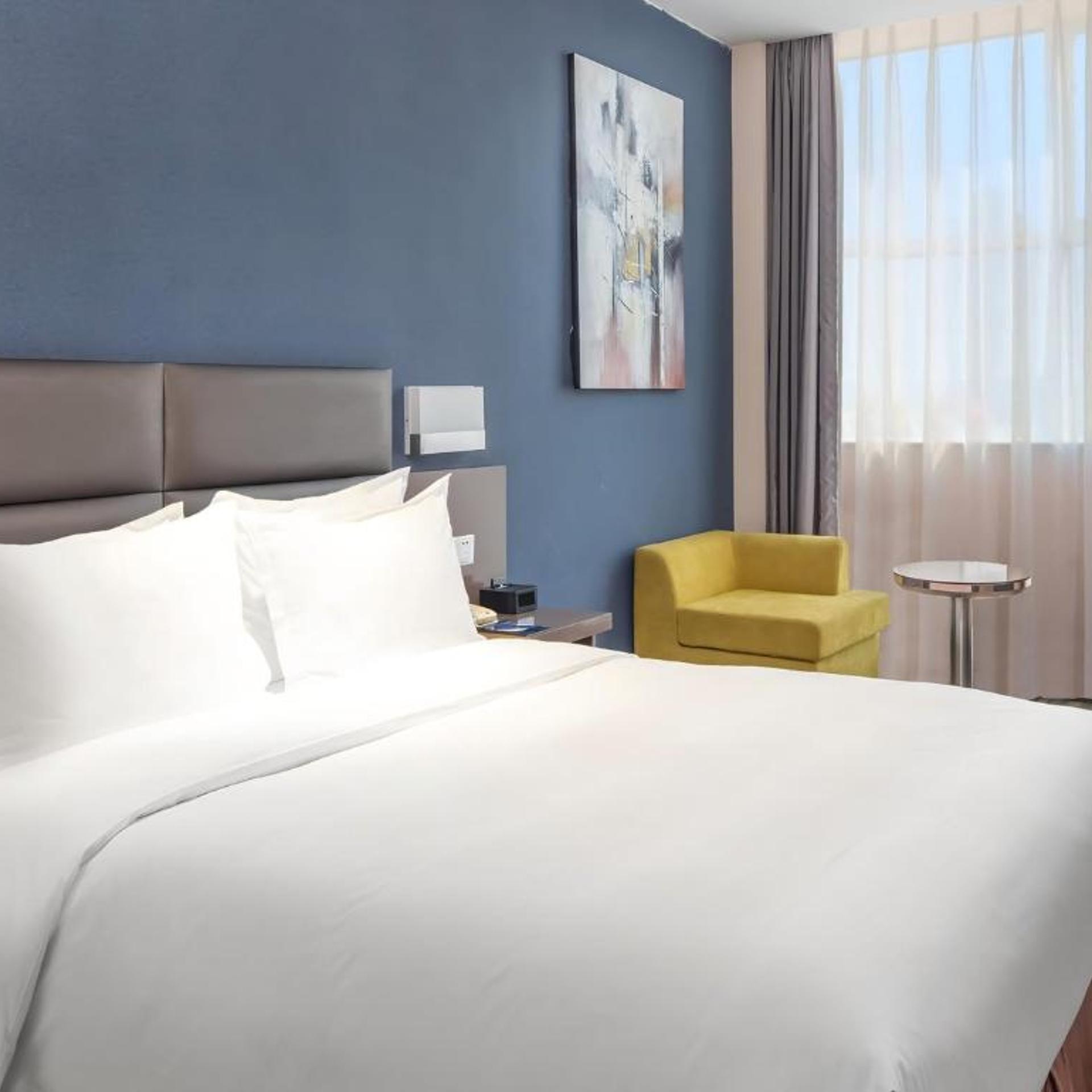 Room, Queen Bed, Atrium View 3/6
