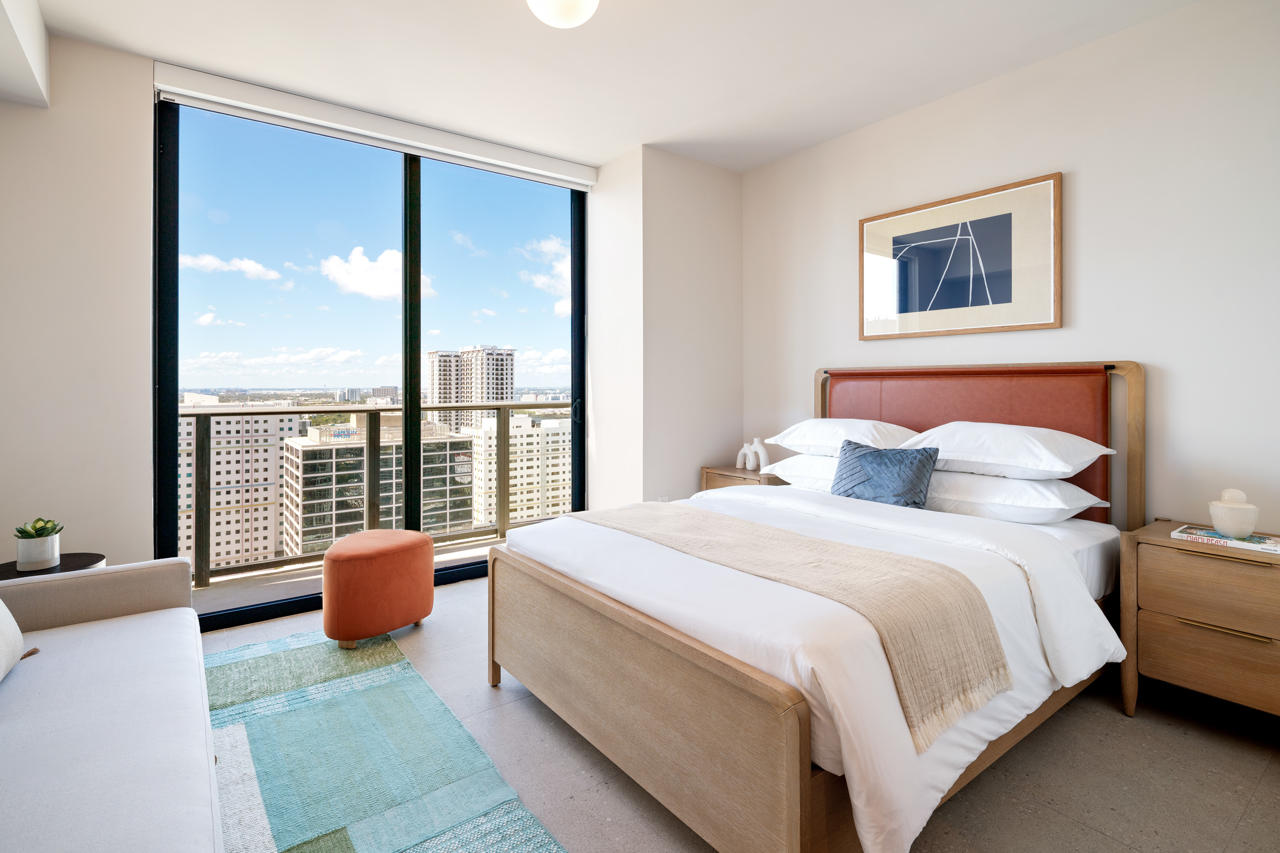استوديو بسرير كوين، The Crosby Miami Worldcenter 4/10