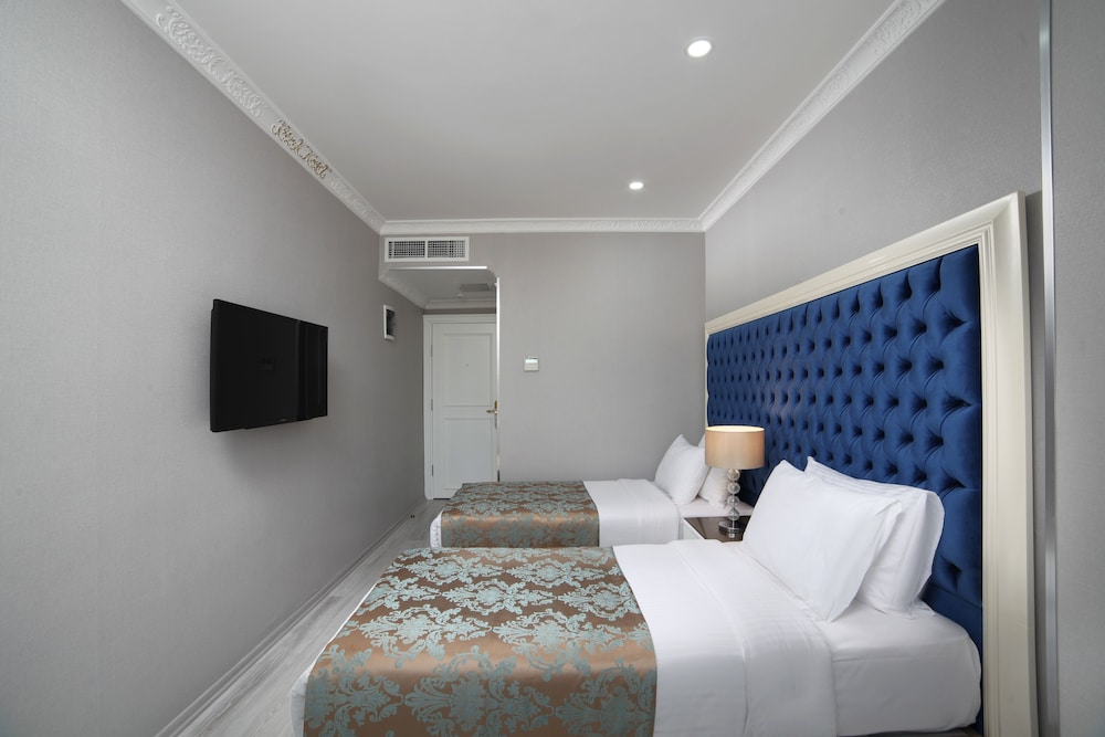 White Monarch Hotel 18/70