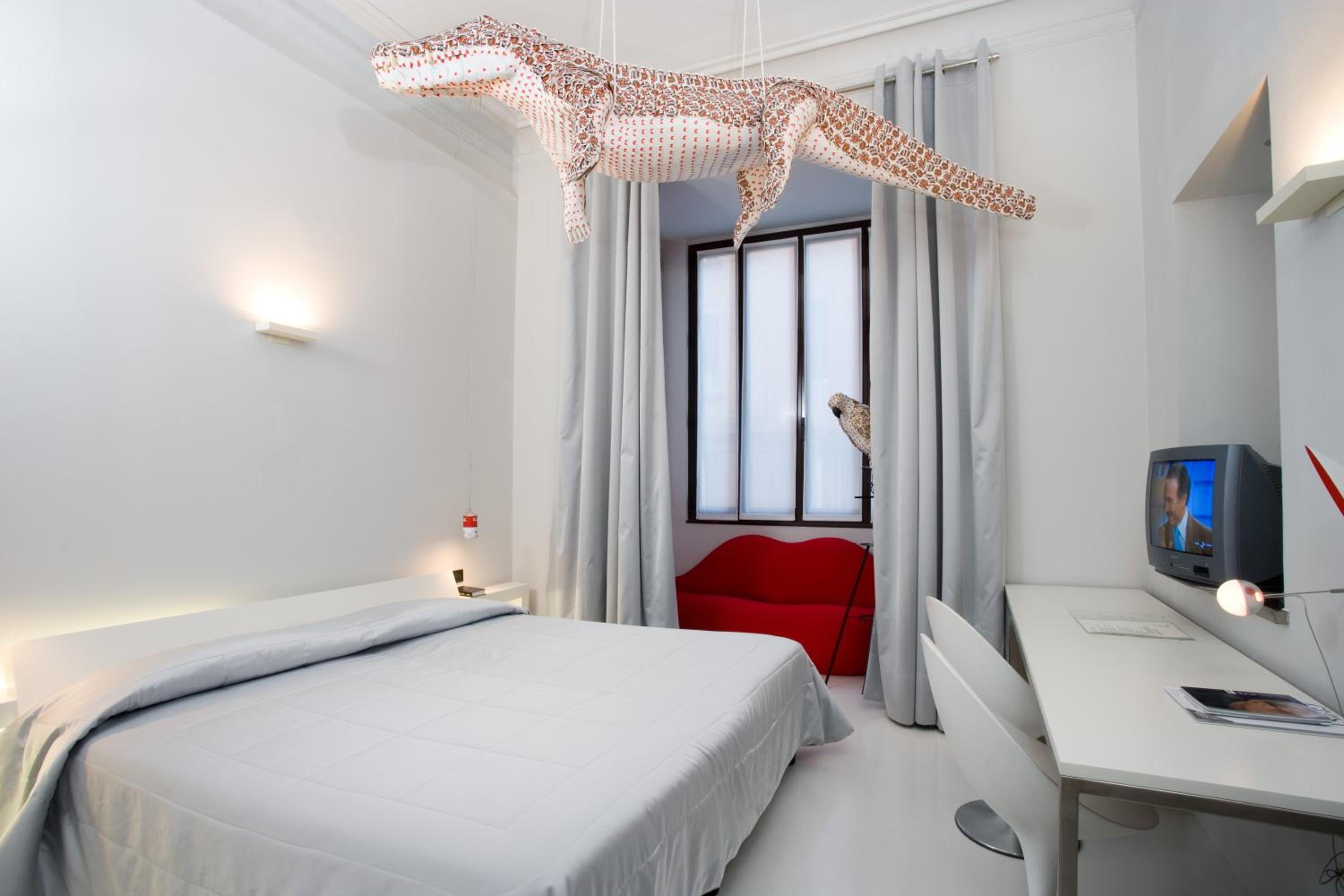 DELUXE, DOUBLE OR TWIN BED