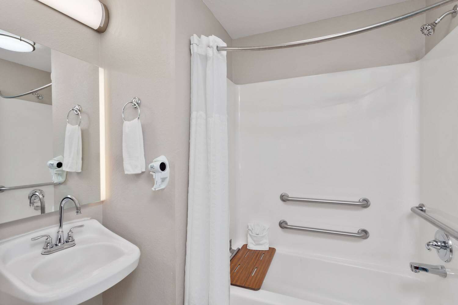 Days Inn & Suites by Wyndham Siler City 19/20
