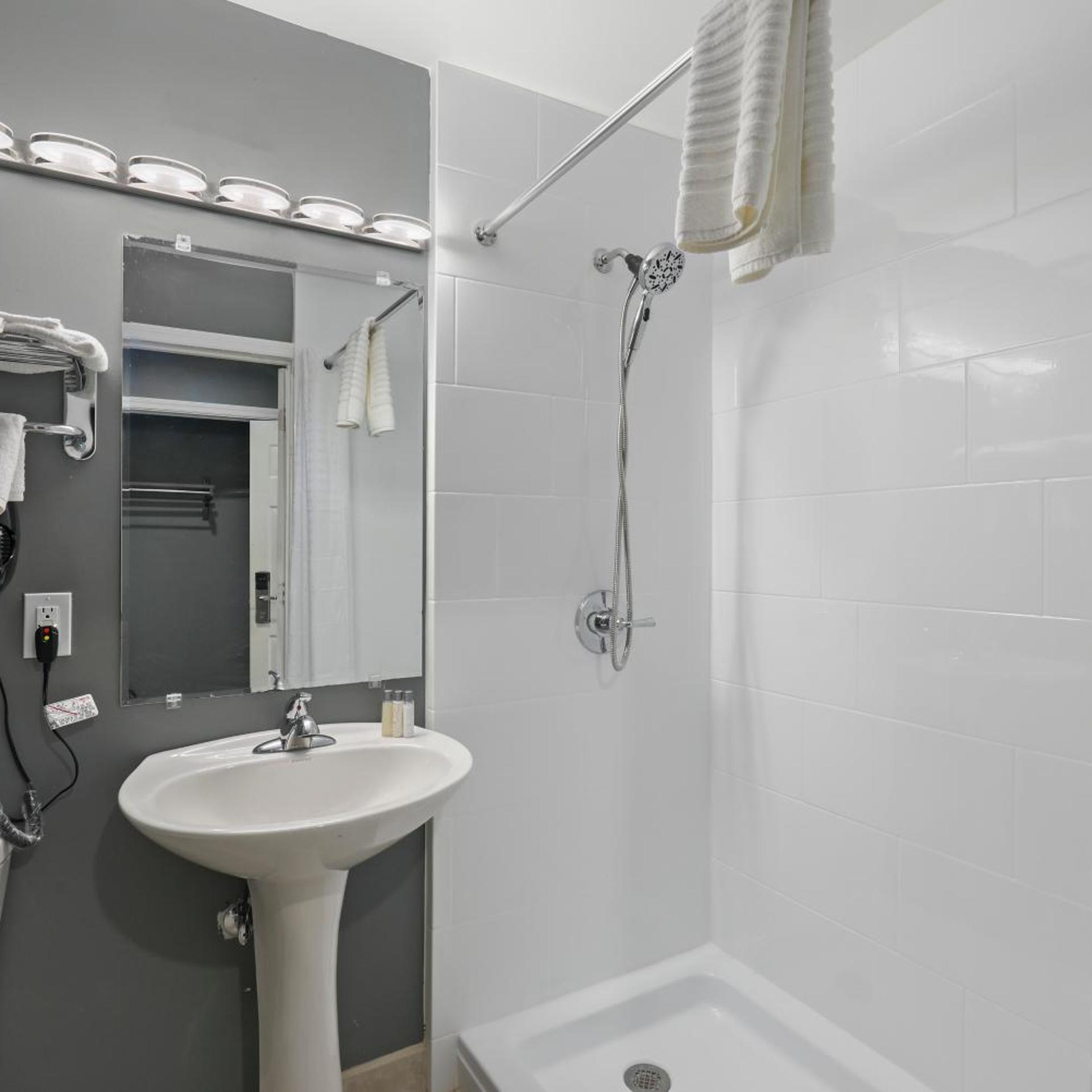 Four Seasons Country Inn 37/45