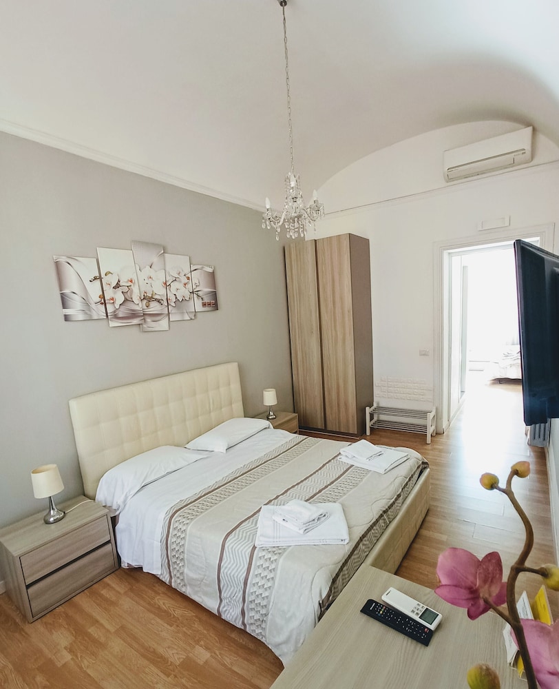 ROOM, QUADRUPLE
