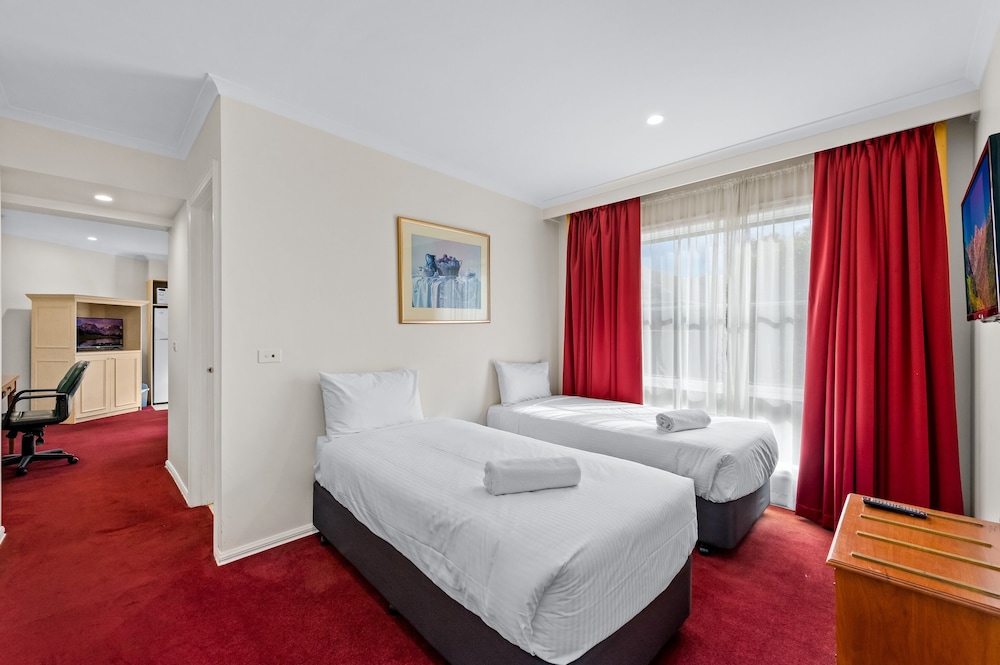 2 BEDROOMS, FAMILY SUITE, KITCHENETTE
