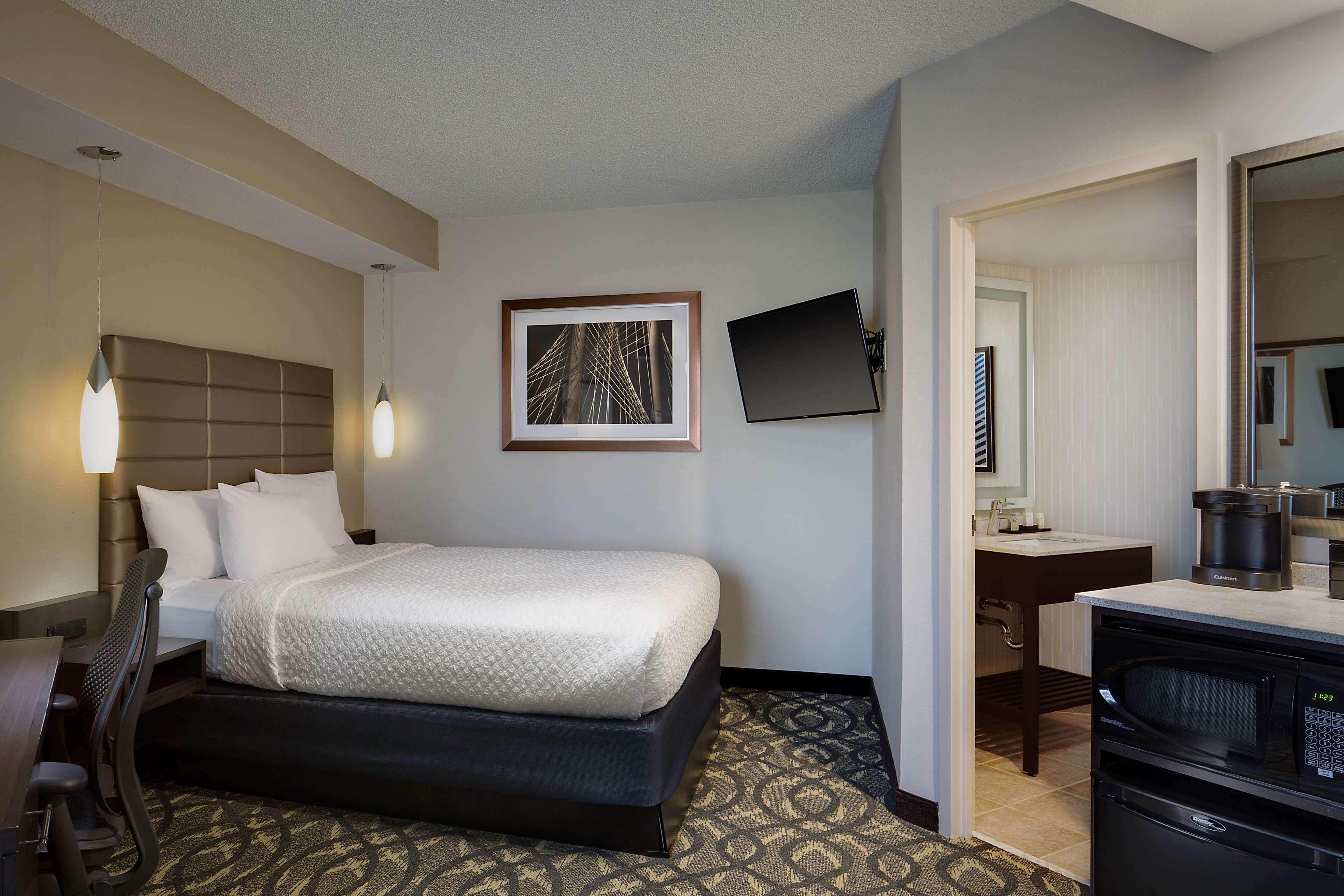 ROOM, QUEEN BED