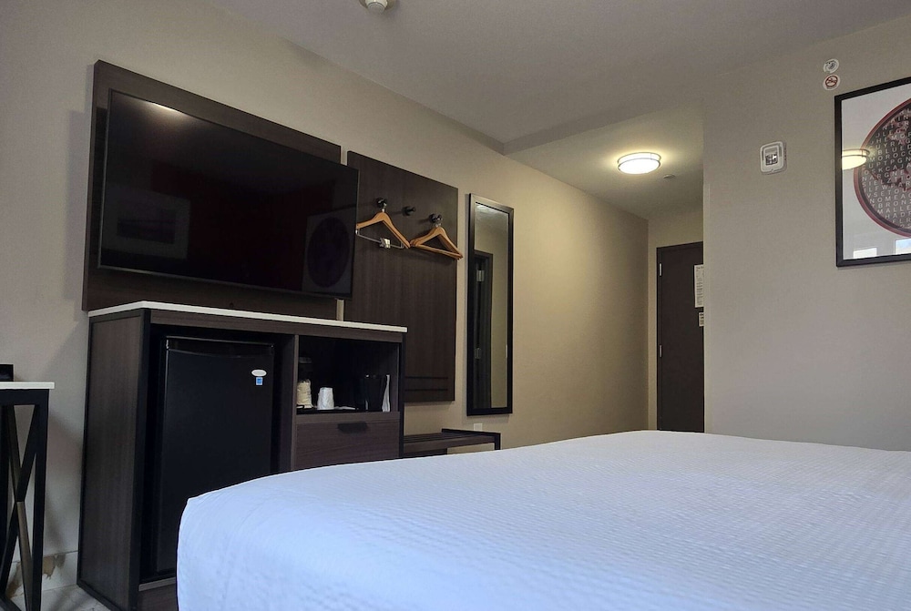 Ramada by Wyndham Brooklyn Empire Blvd 23/50