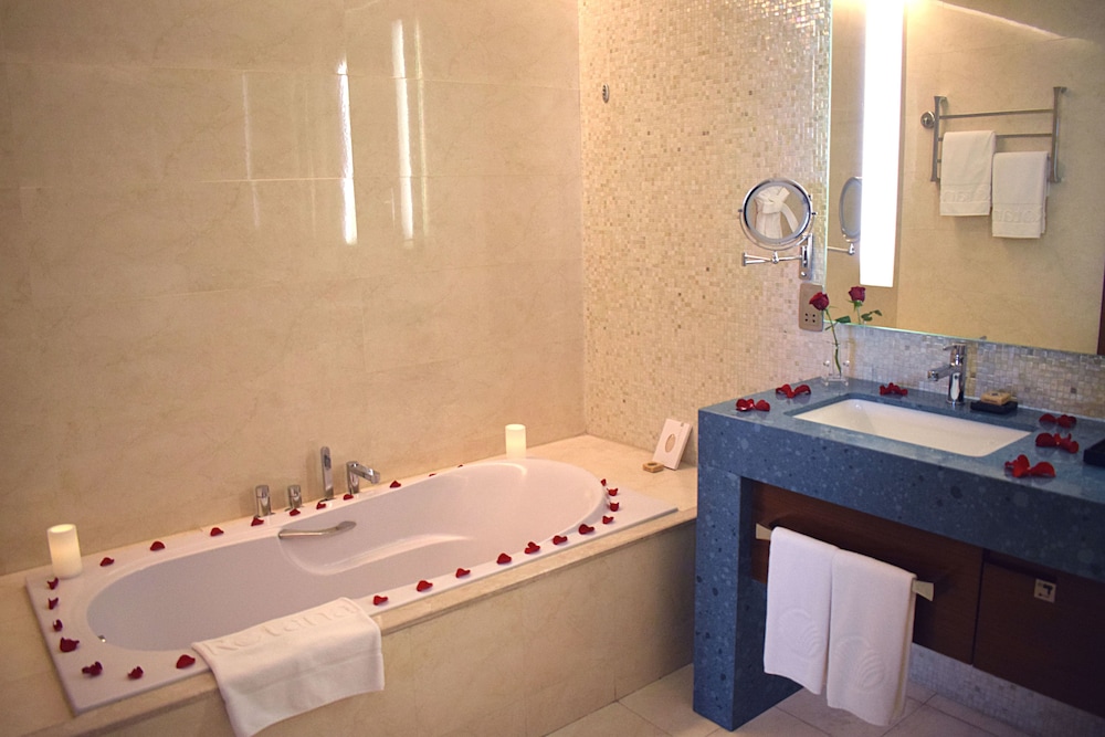 روش ريحان من روتانا(Rosh Olaya Hotel) 50/50