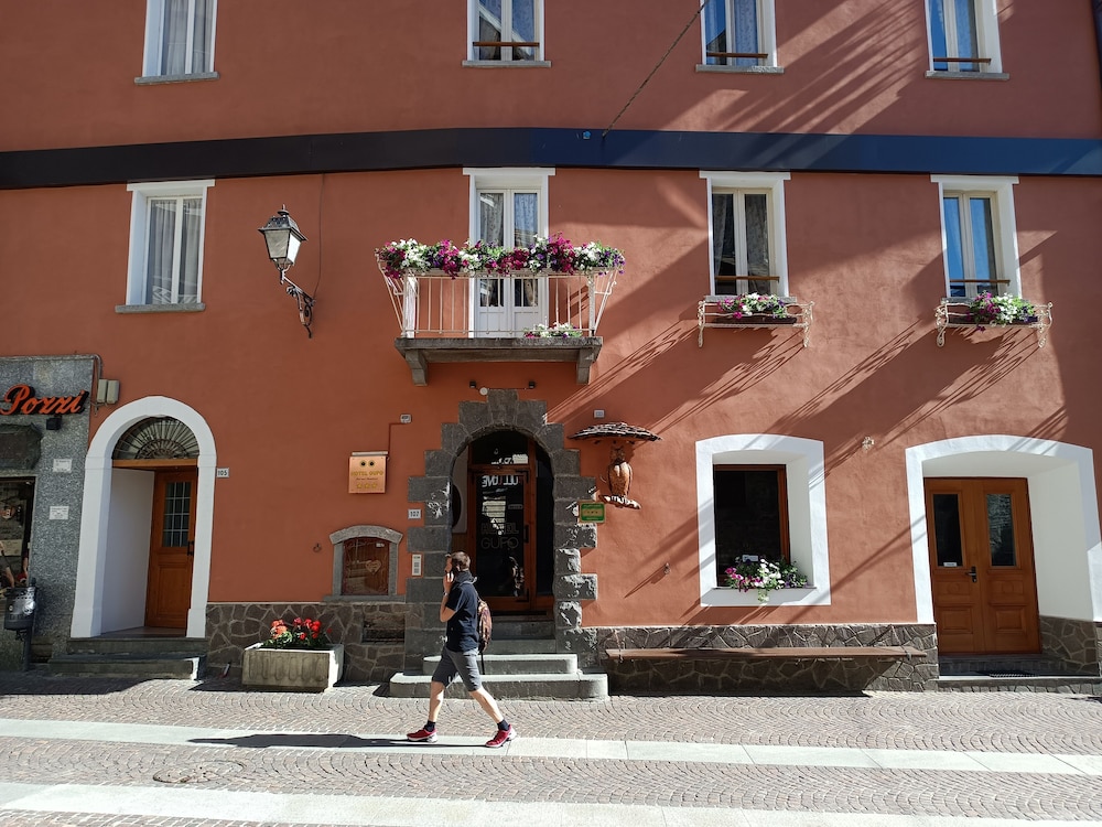 Gufo Hotel Sat Arr Dep Only 42/47