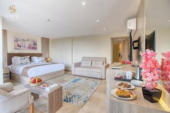 Family Suite, King Bed, Pyramids and Museum View, Sofa