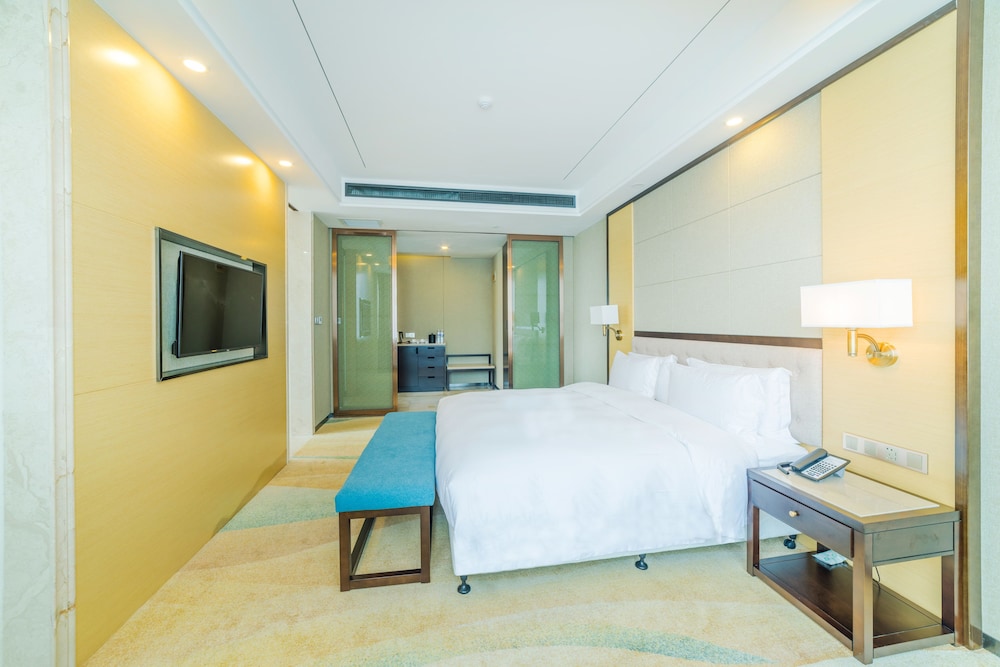 Hundred Hotel 30/60