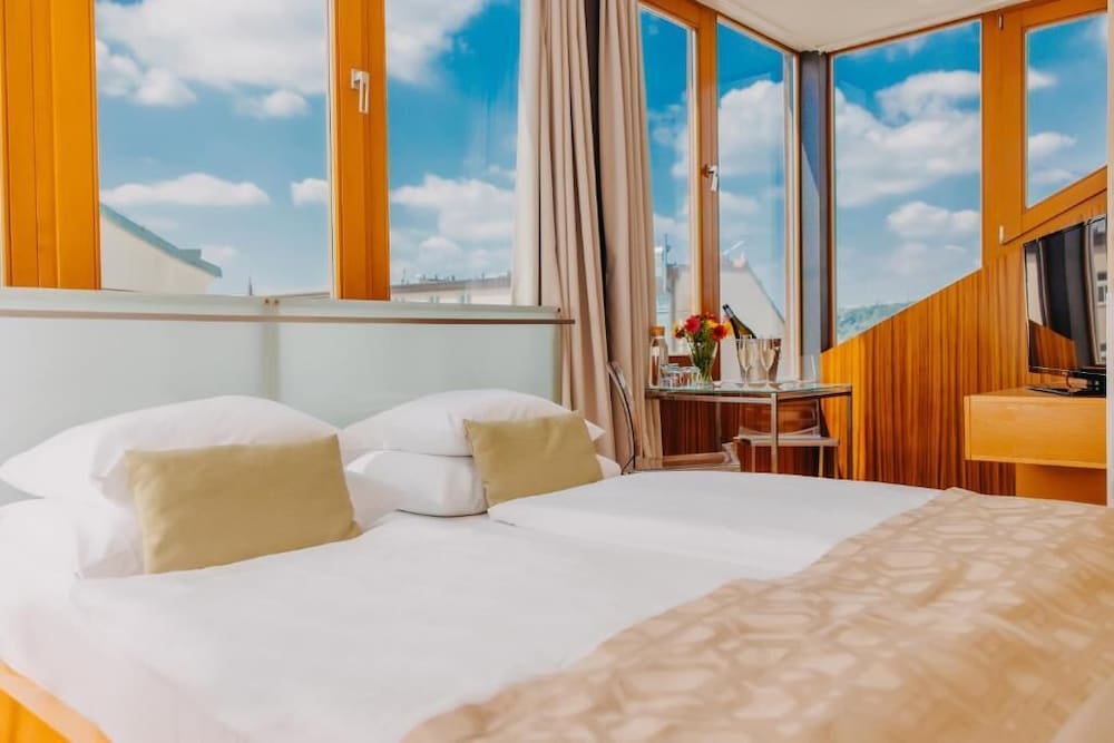 DELUXE, DOUBLE BED, CASTLE VIEW