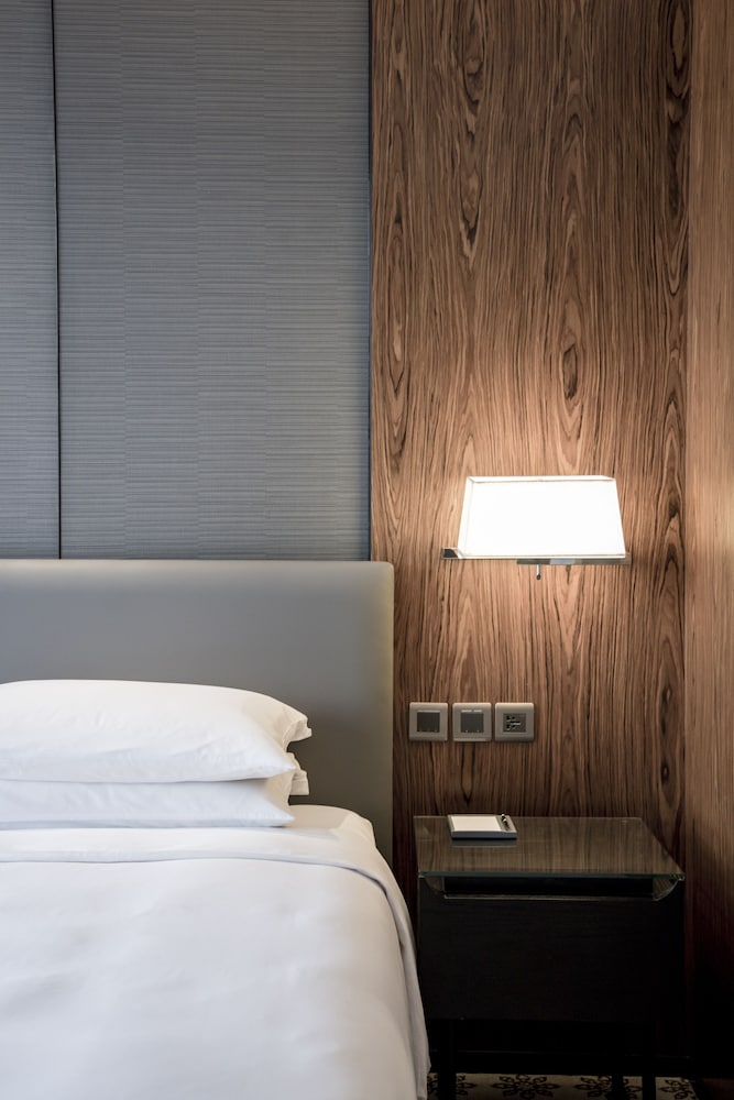 CLUB, TWIN BEDS