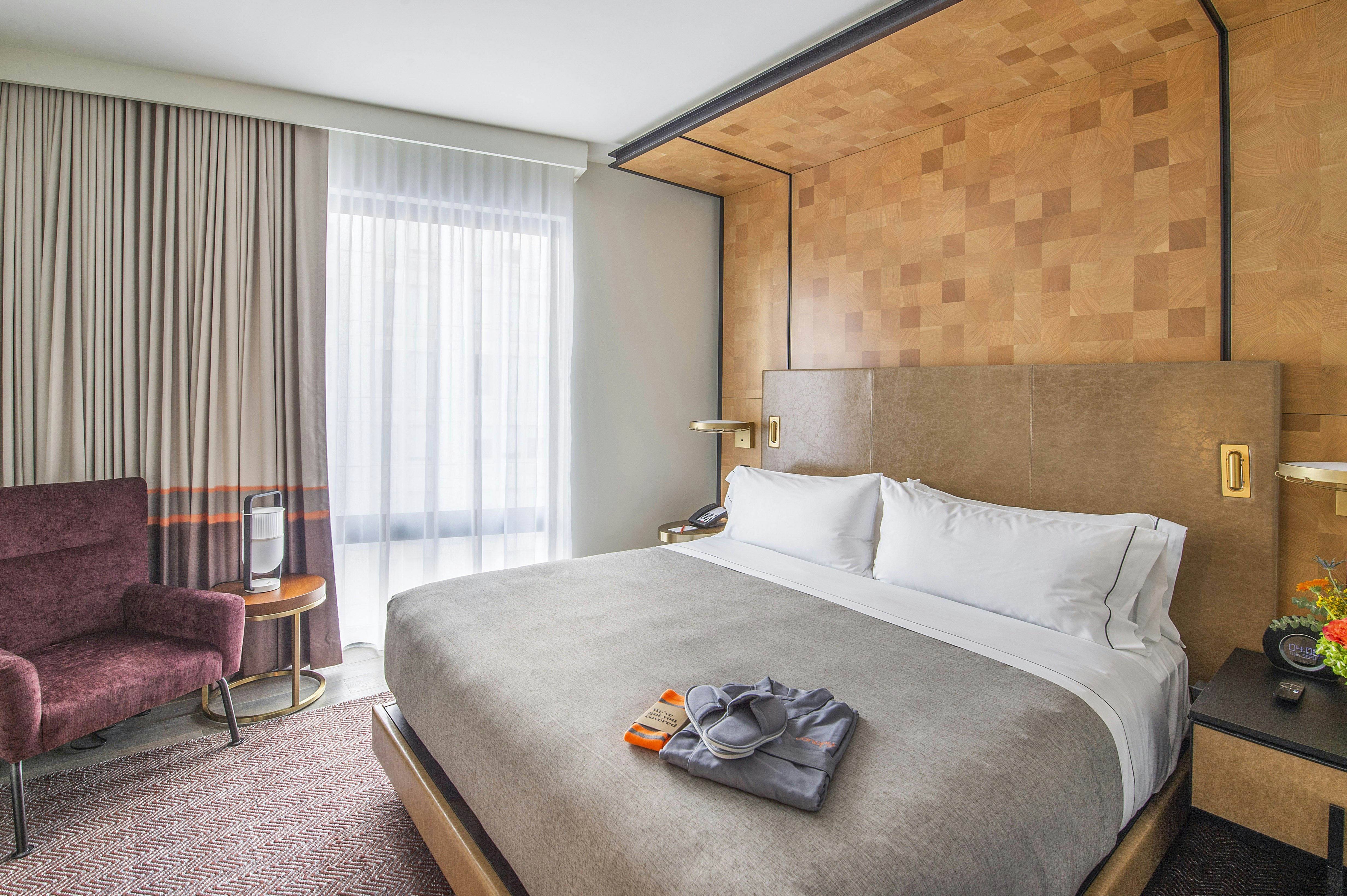 STUDIO, SUITE, KING BED